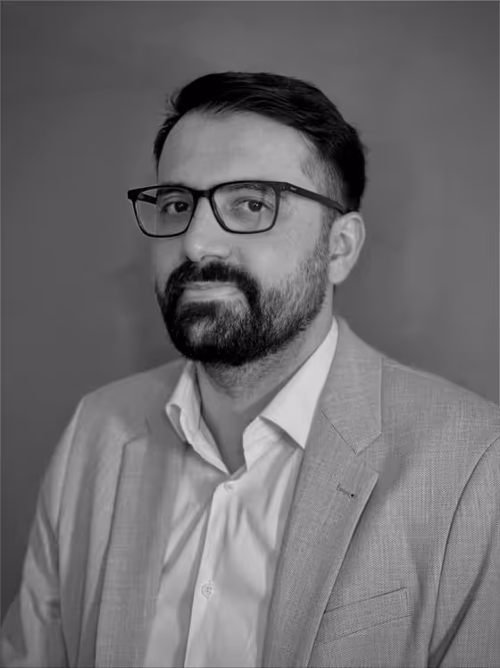 Ashna Takal, KI-Berater und Integrator